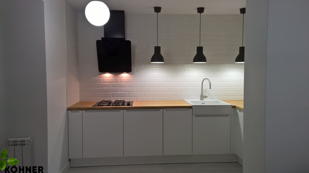 Кухня в скандинавском стиле со шпонированной столешницей