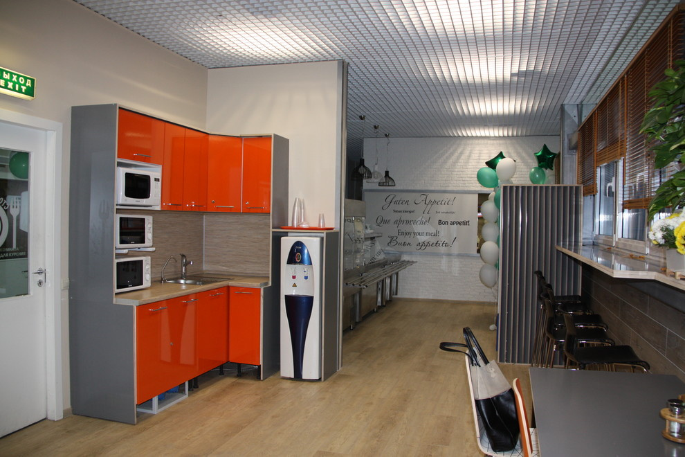 Кучу бутылок с водой заменил один пурифайер, ширма скрыла синий цвет