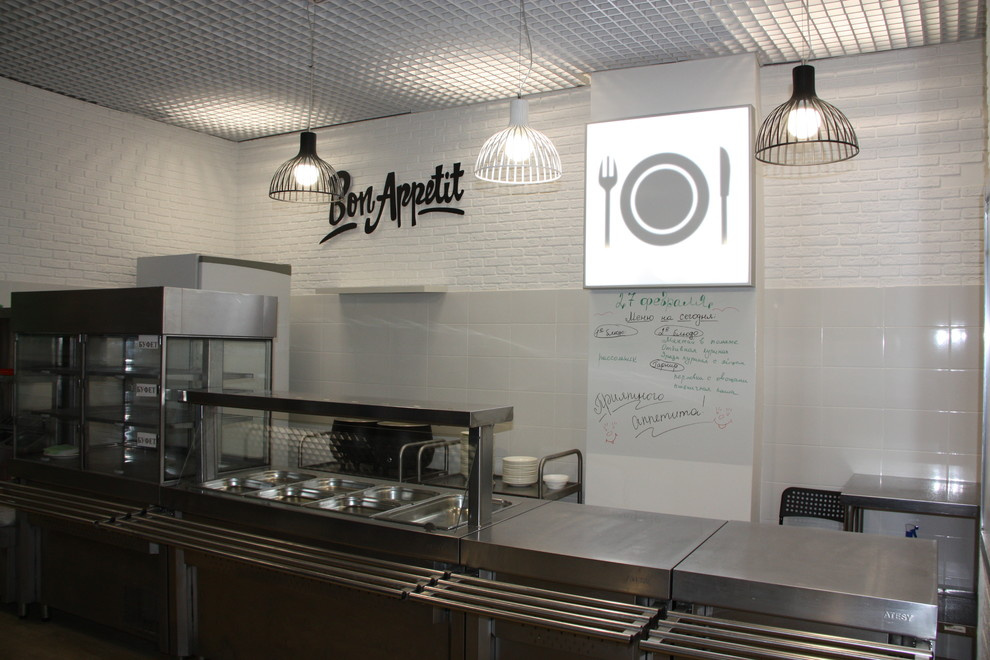 Обновленная линия выдачи блюд, все материалы для отделки выбраны в Леруа
