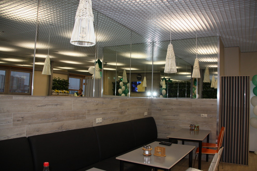 Диванчики для удобства, зеркала расширяют пространство