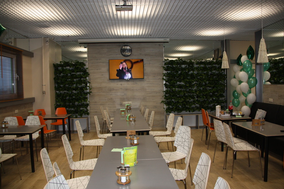 Все столы  из серой ламинированной фанеры, возможно проведение собраний, есть пр