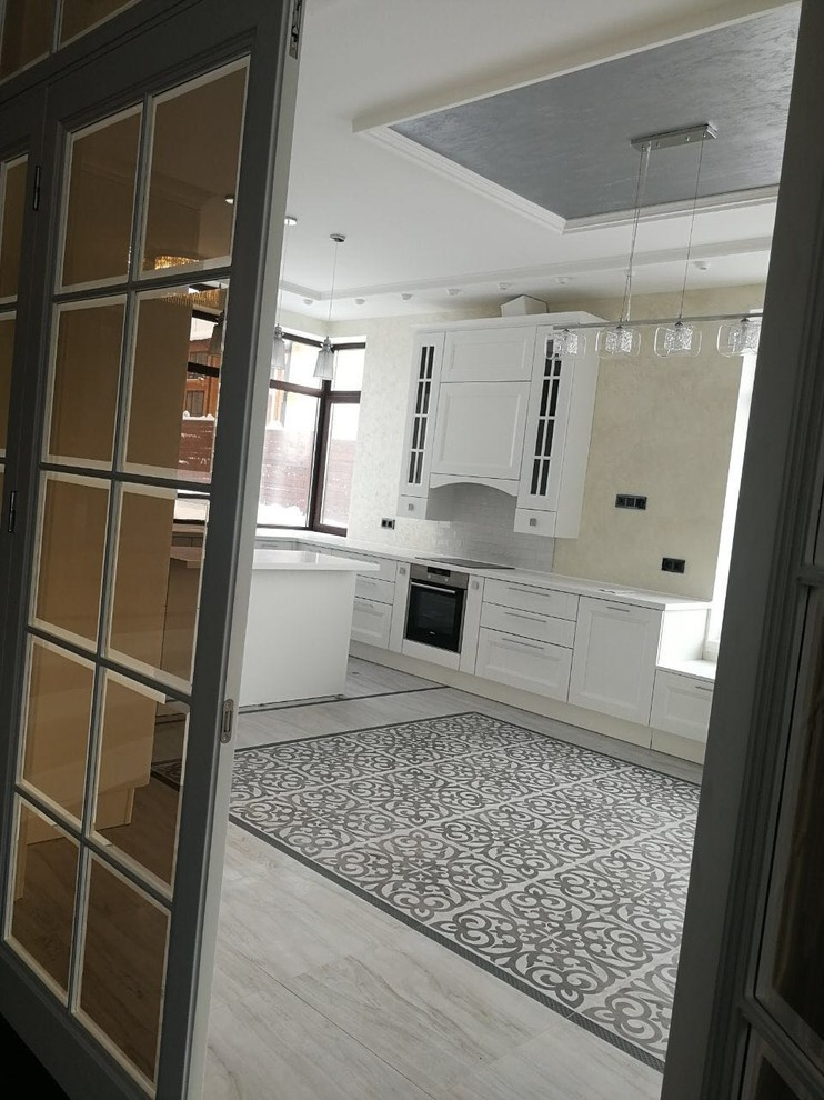 Большая кухня в загородном доме