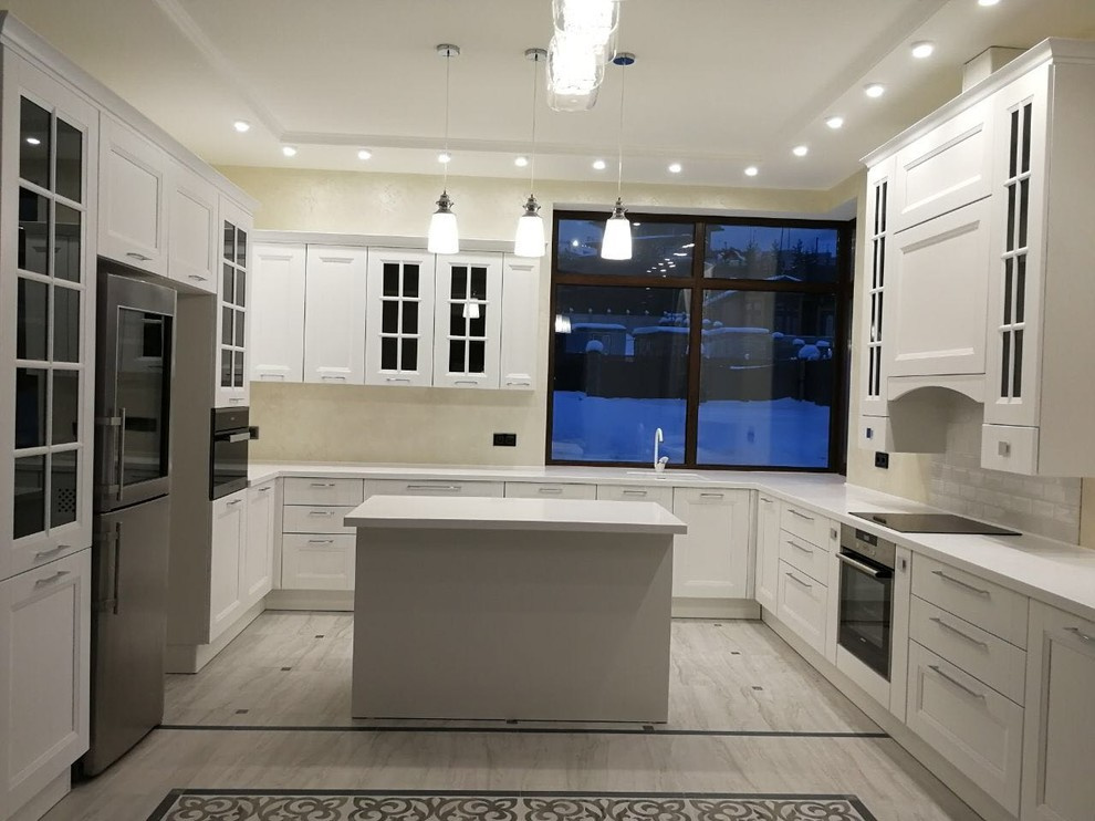 Большая кухня в загородном доме