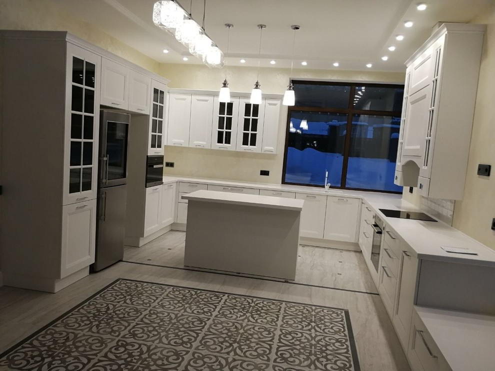 Большая кухня в загородном доме