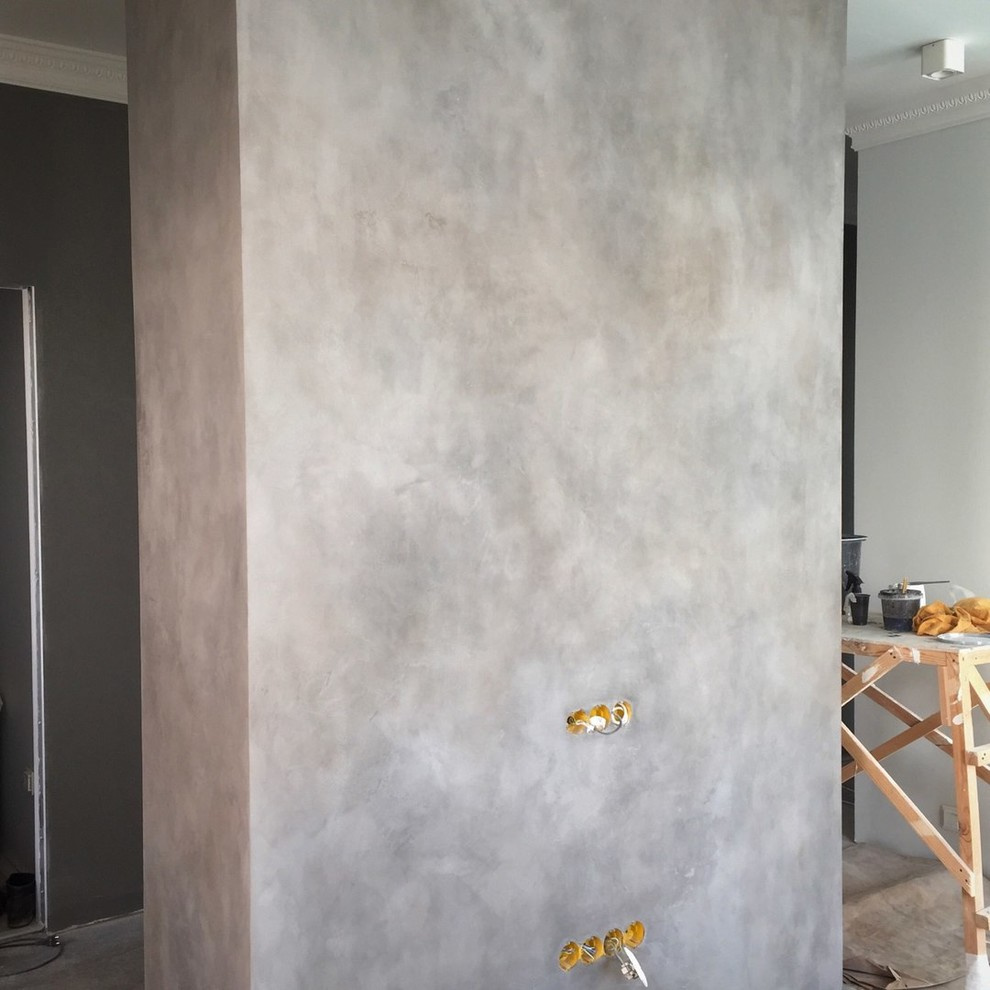 стена декорирована под бетон