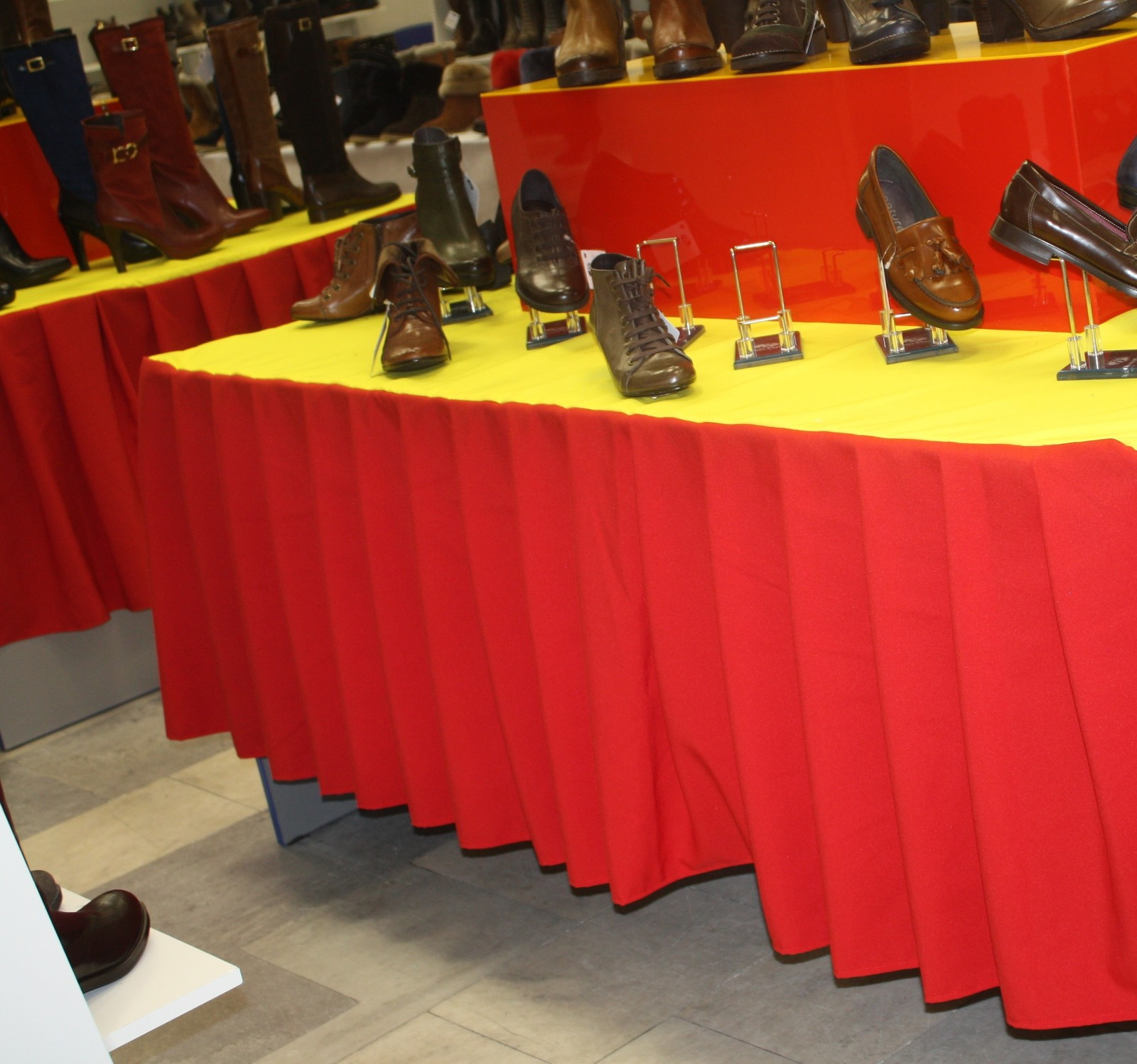 Предлагаем срочный пошив фуршетных юбок для банкетов, мероприятий, ресторанов.