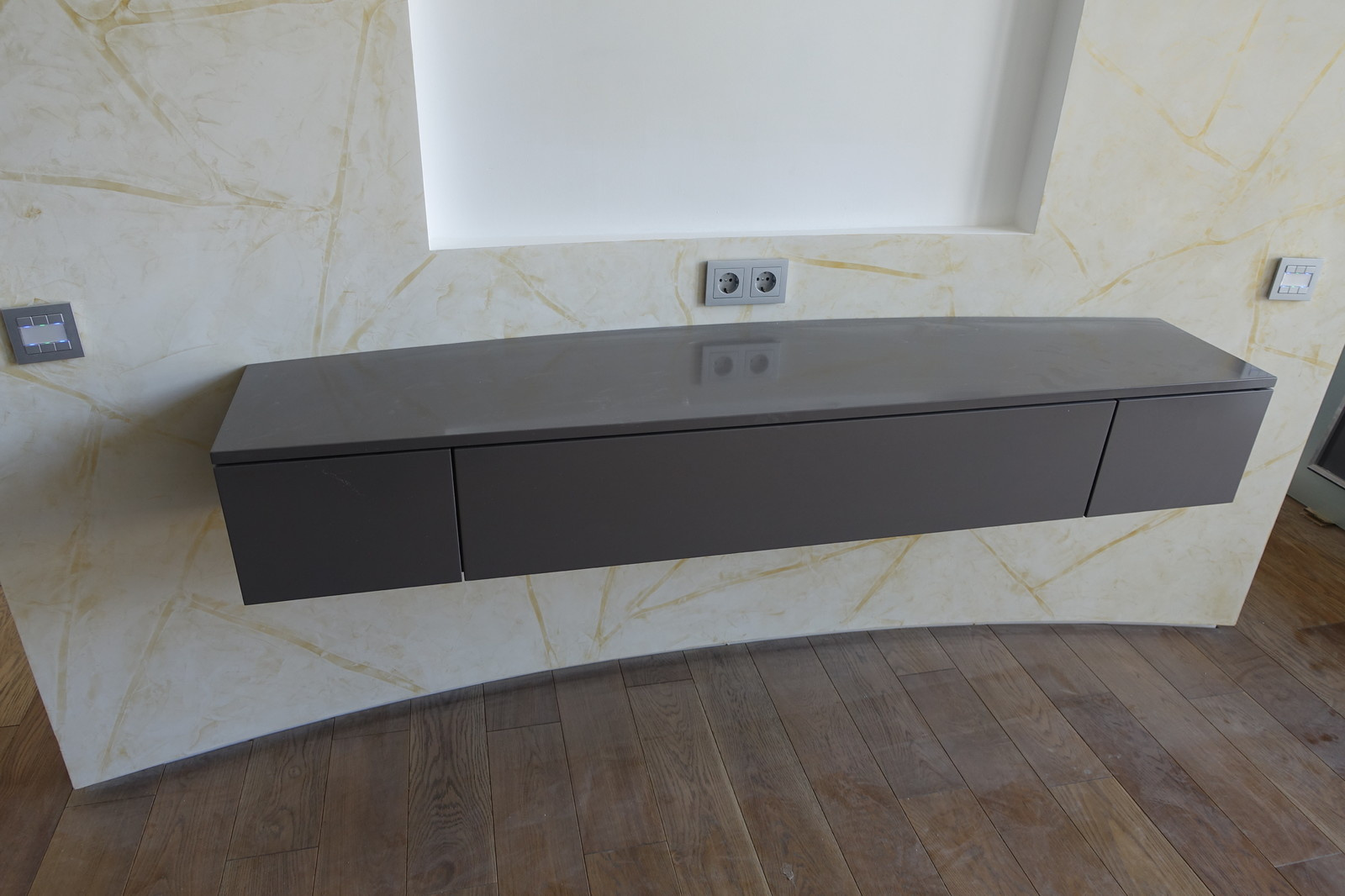 Консоль в спальне