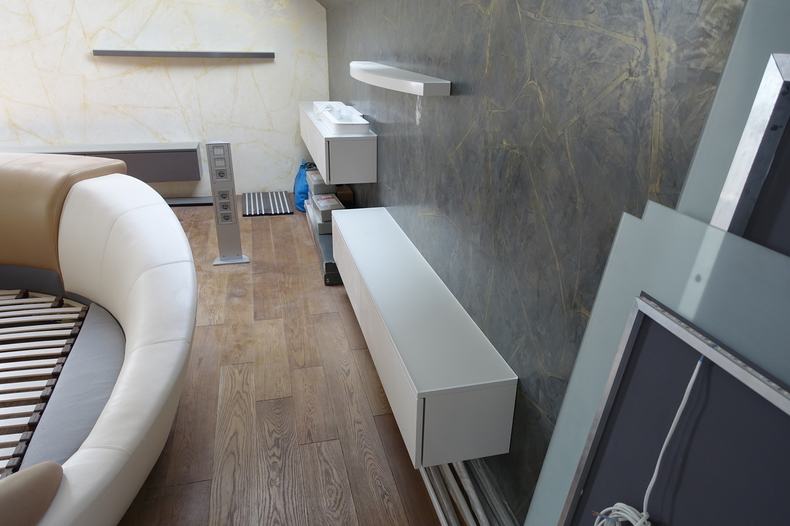 Консоли и полки в спальне