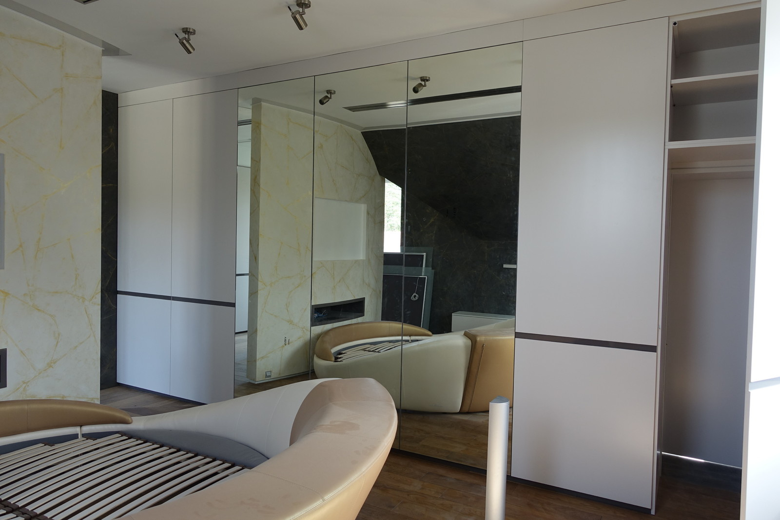 Зеркальный шкаф в спальне