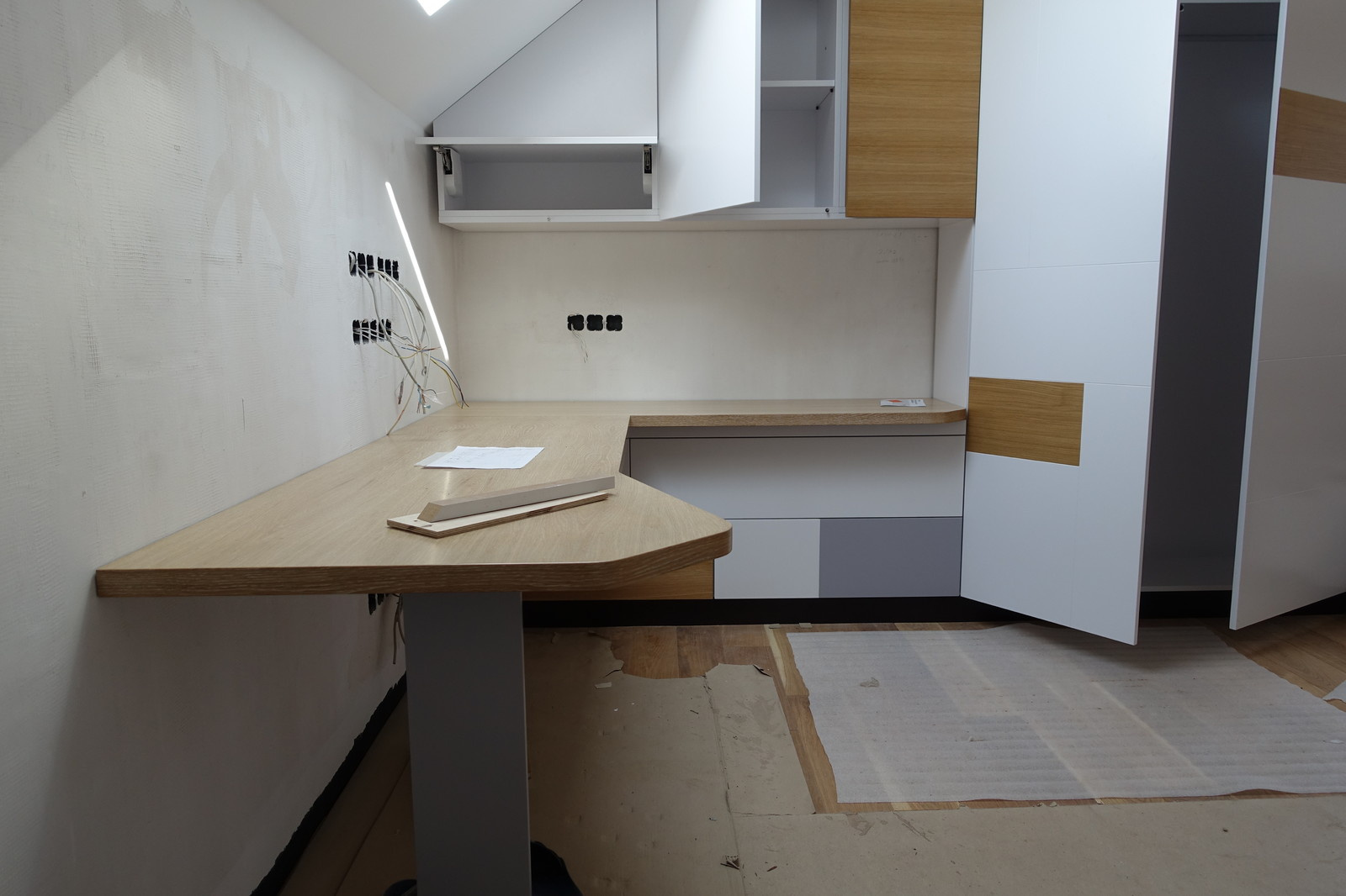 Стол, шкаф и полки в детской