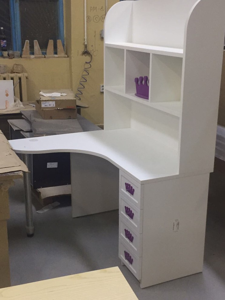 Столик в детскую комнату