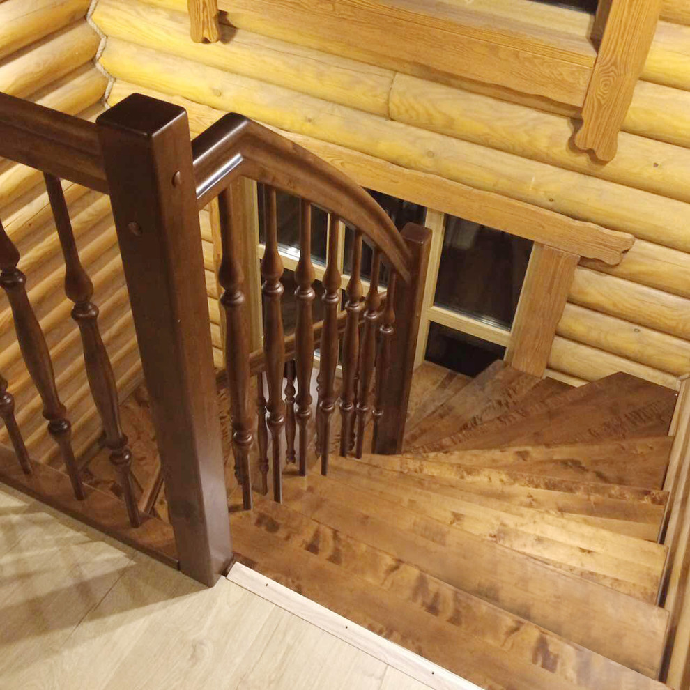 Лестница с акцентными балясинами