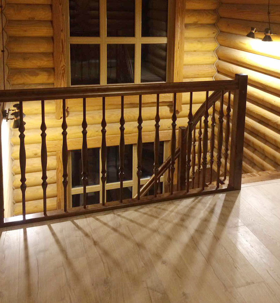 Лестница с акцентными балясинами