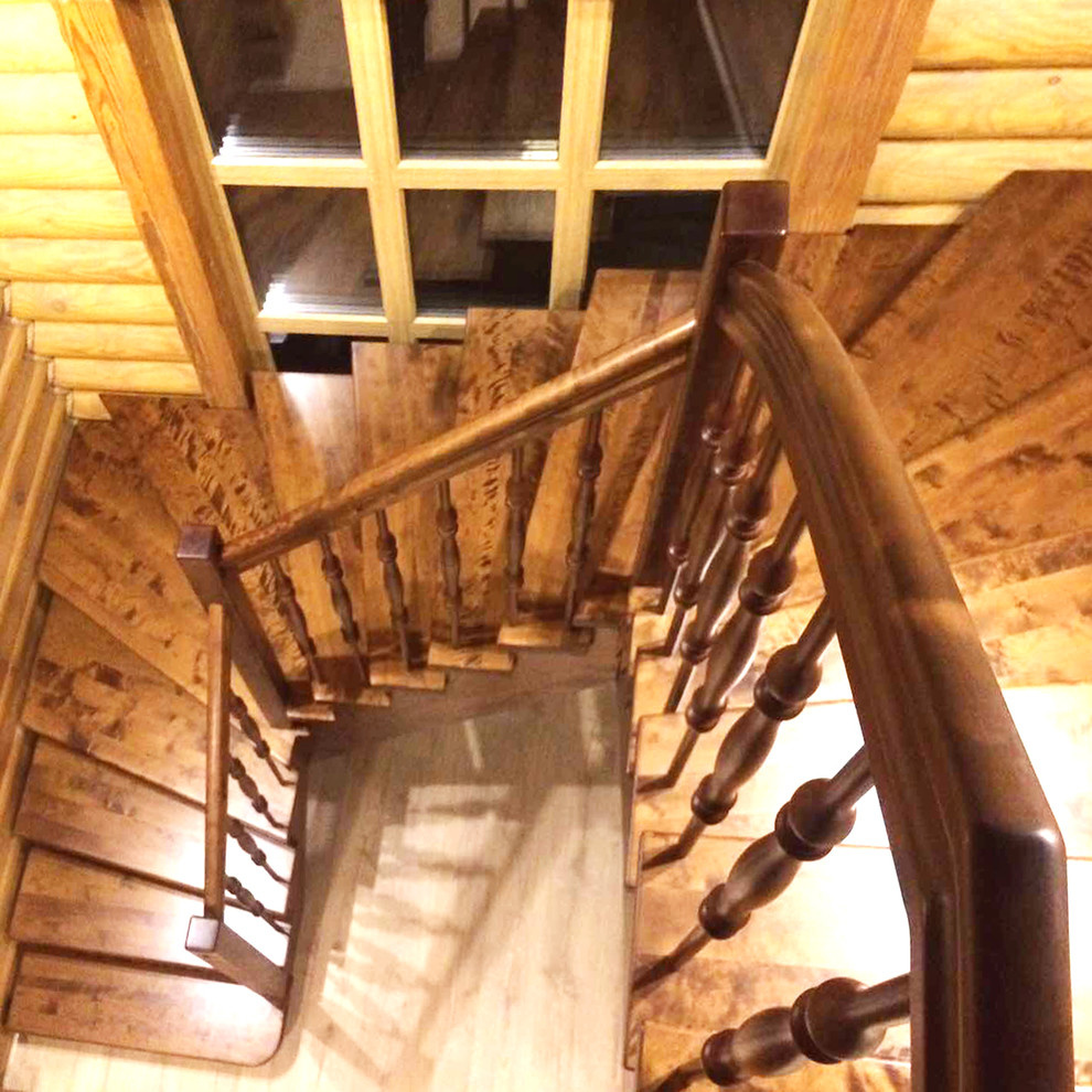 Лестница с акцентными балясинами