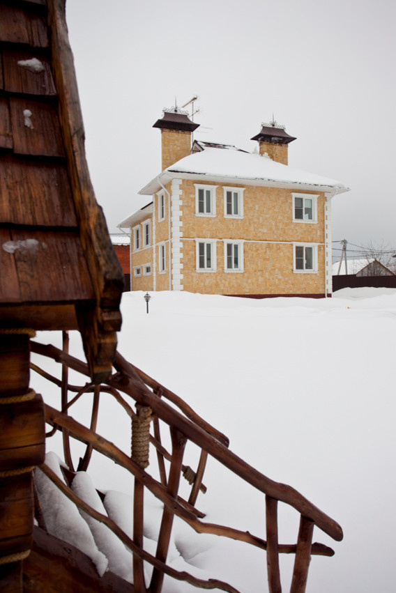 Загородный дом с барельефами.(Фото реализации)