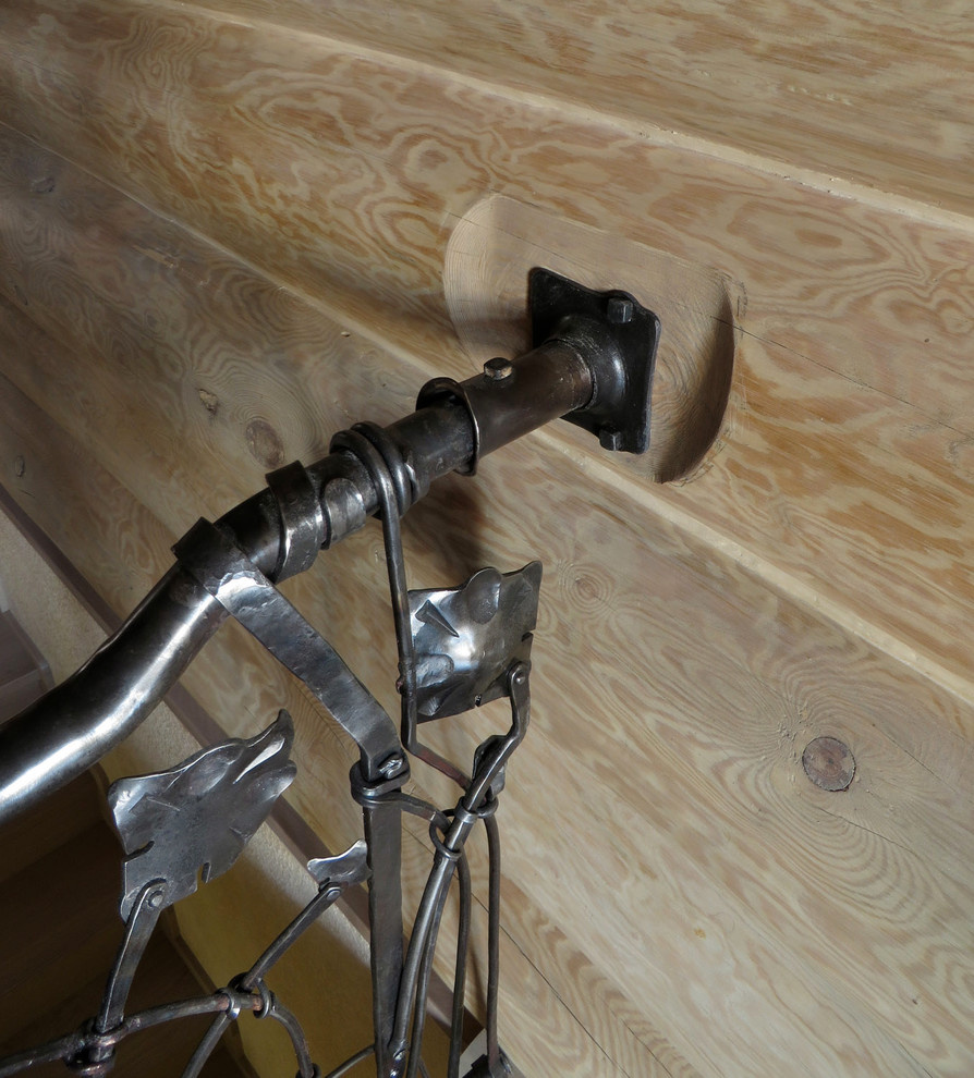 Кованое ограждение лестницы для деревянного дома.