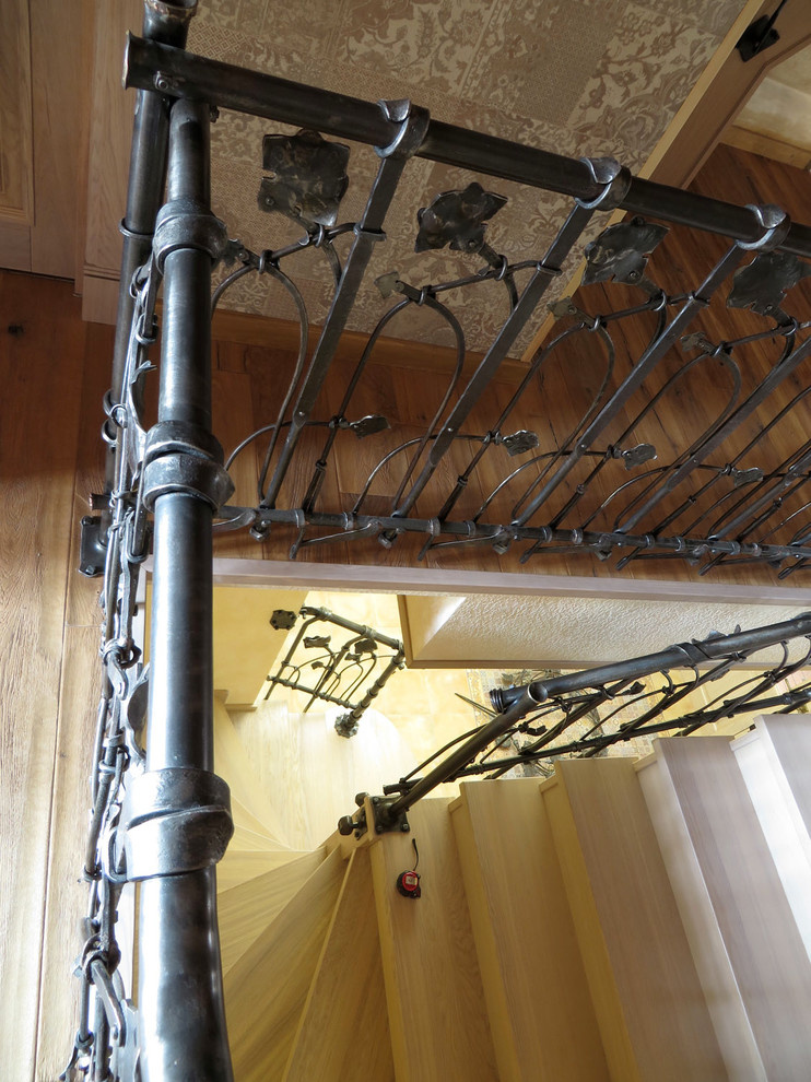 Кованое ограждение лестницы для деревянного дома.