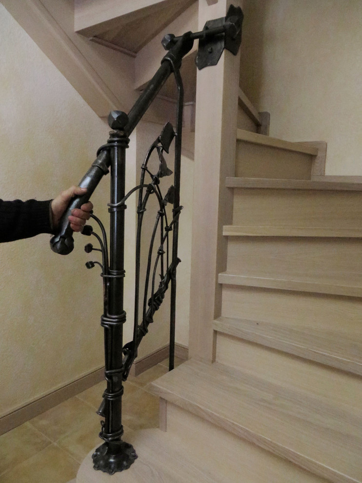 Кованое ограждение лестницы для деревянного дома.