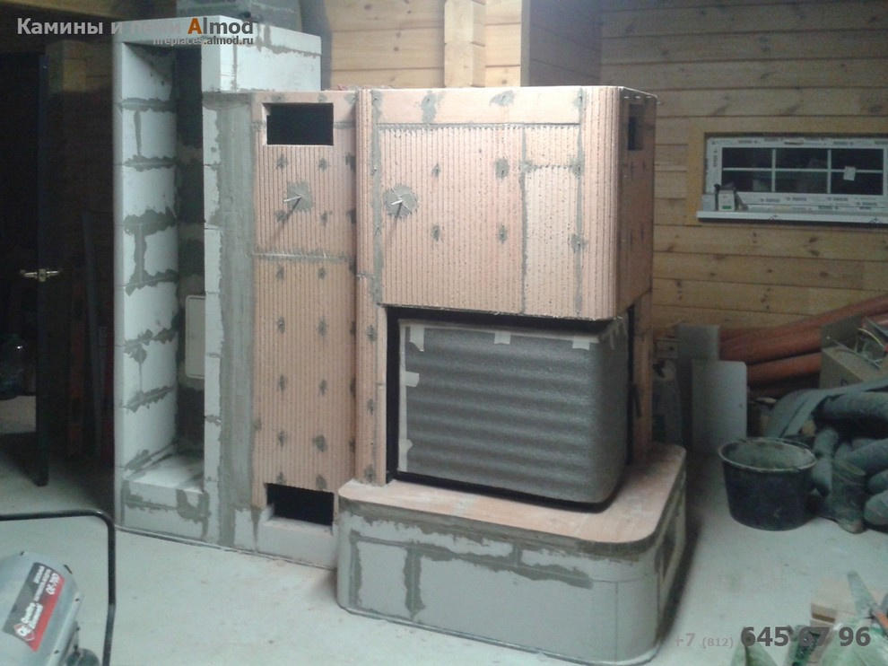 Отделка камина с угловой топкой