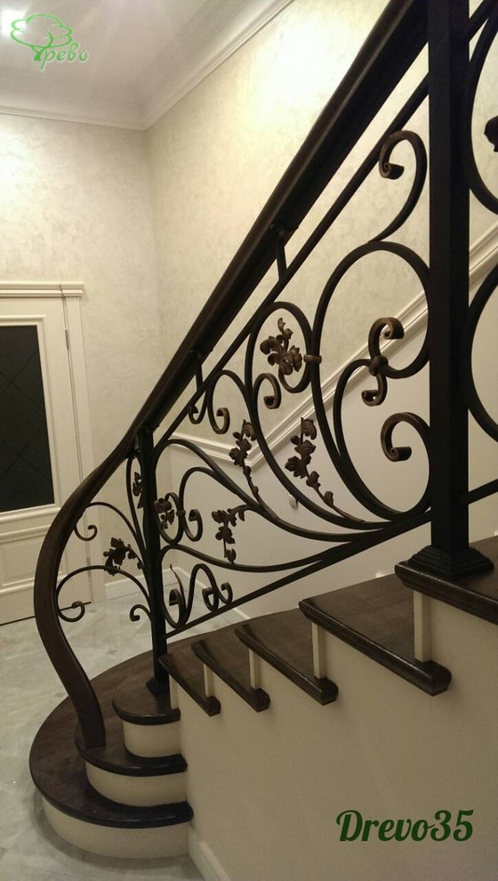 Лестница с ковкой на металлокаркасе