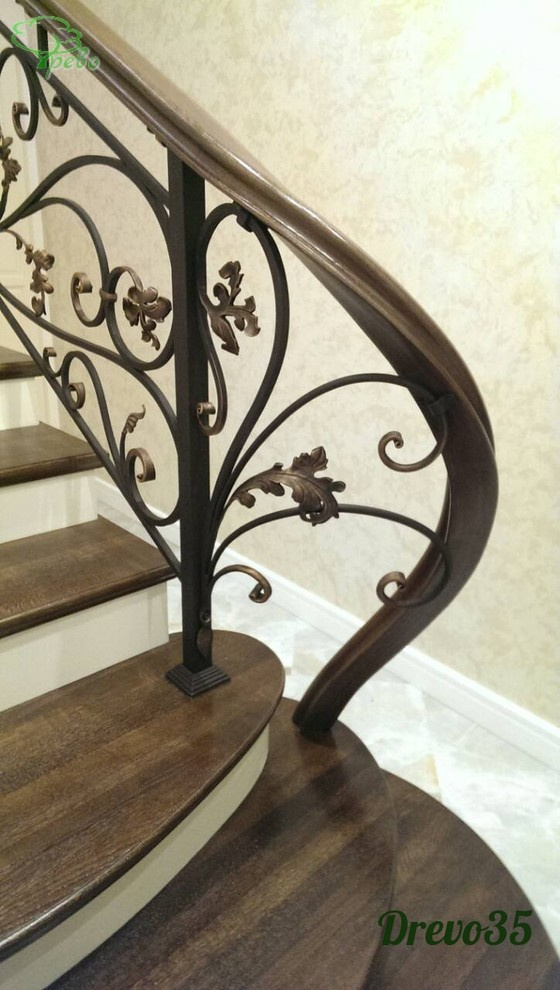 Лестница с ковкой на металлокаркасе