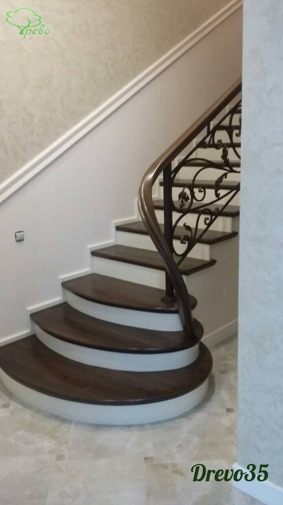 Лестница с ковкой на металлокаркасе