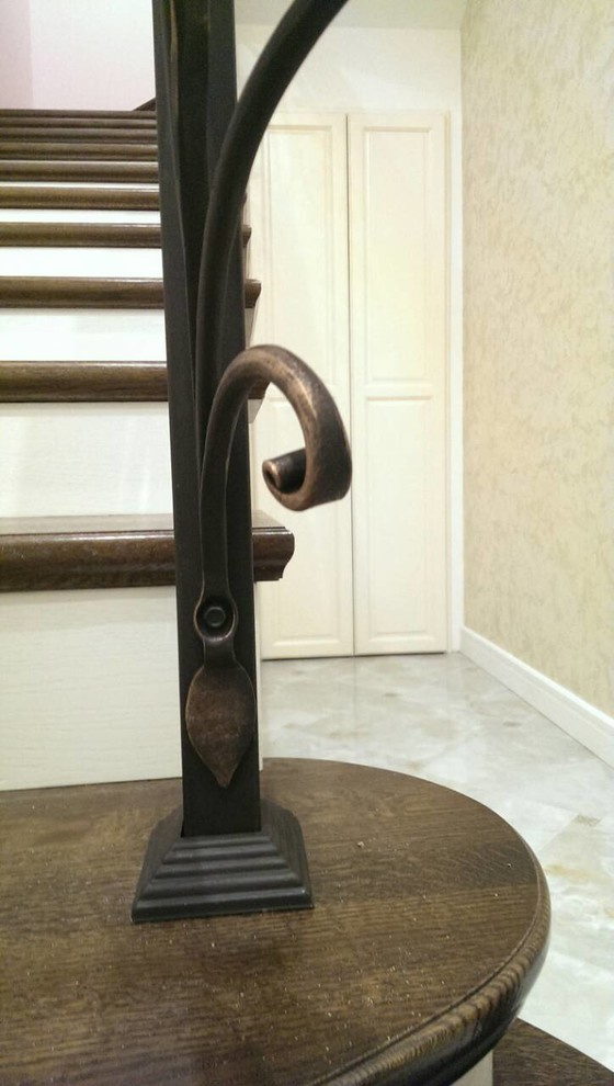 Лестница с ковкой на металлокаркасе