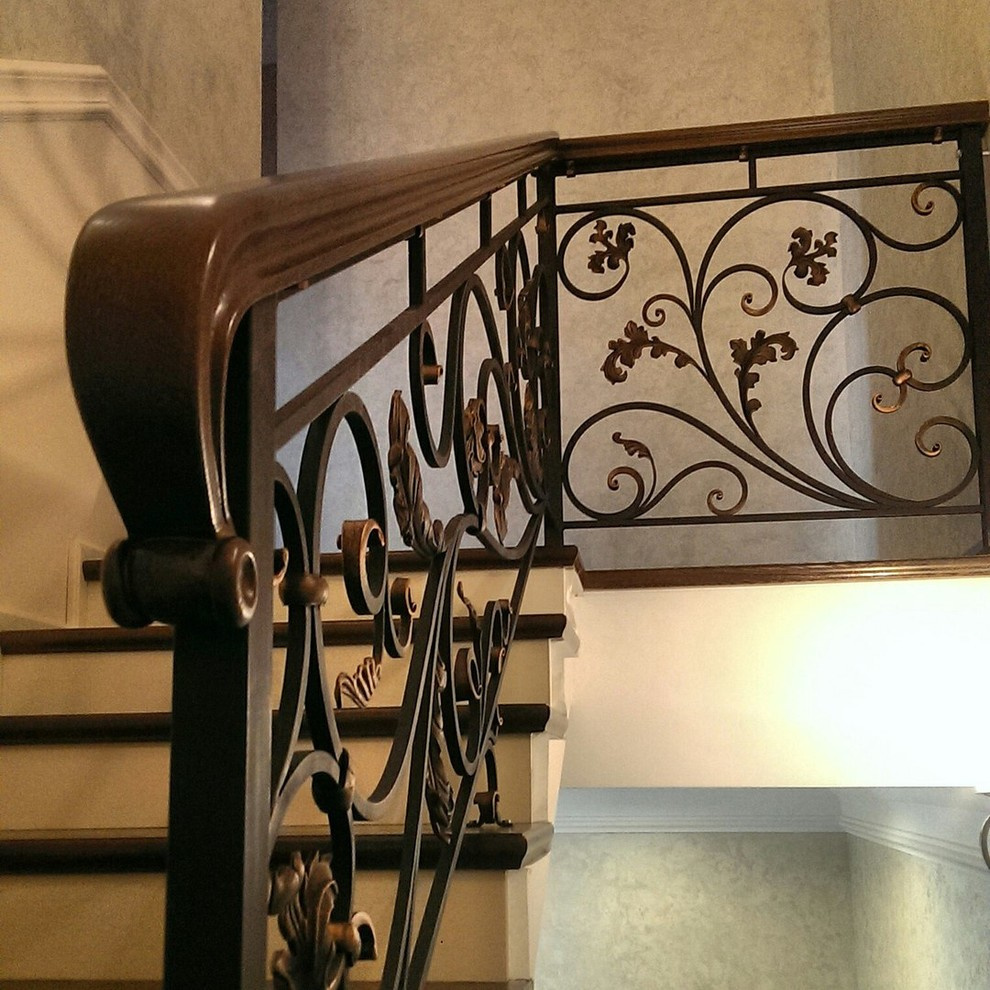 Лестница с ковкой на металлокаркасе