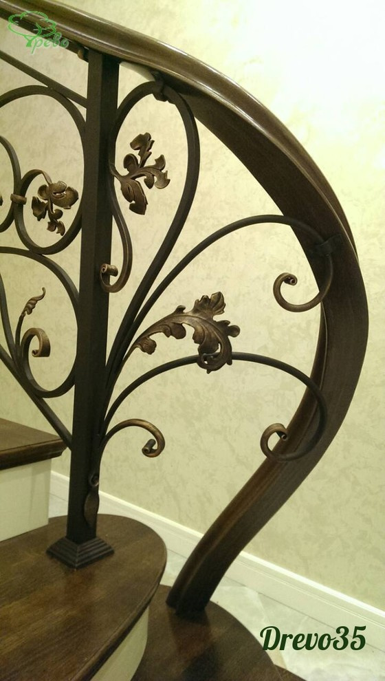 Лестница с ковкой на металлокаркасе
