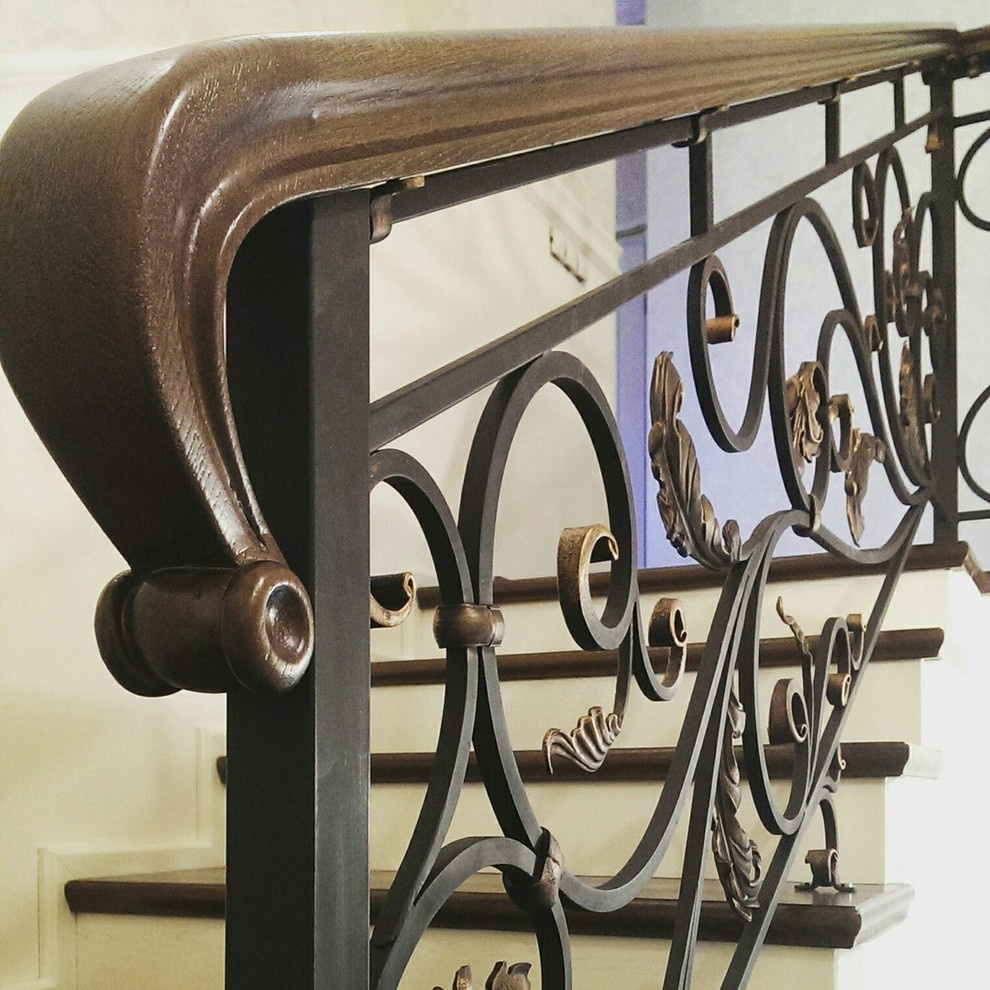 Лестница с ковкой на металлокаркасе