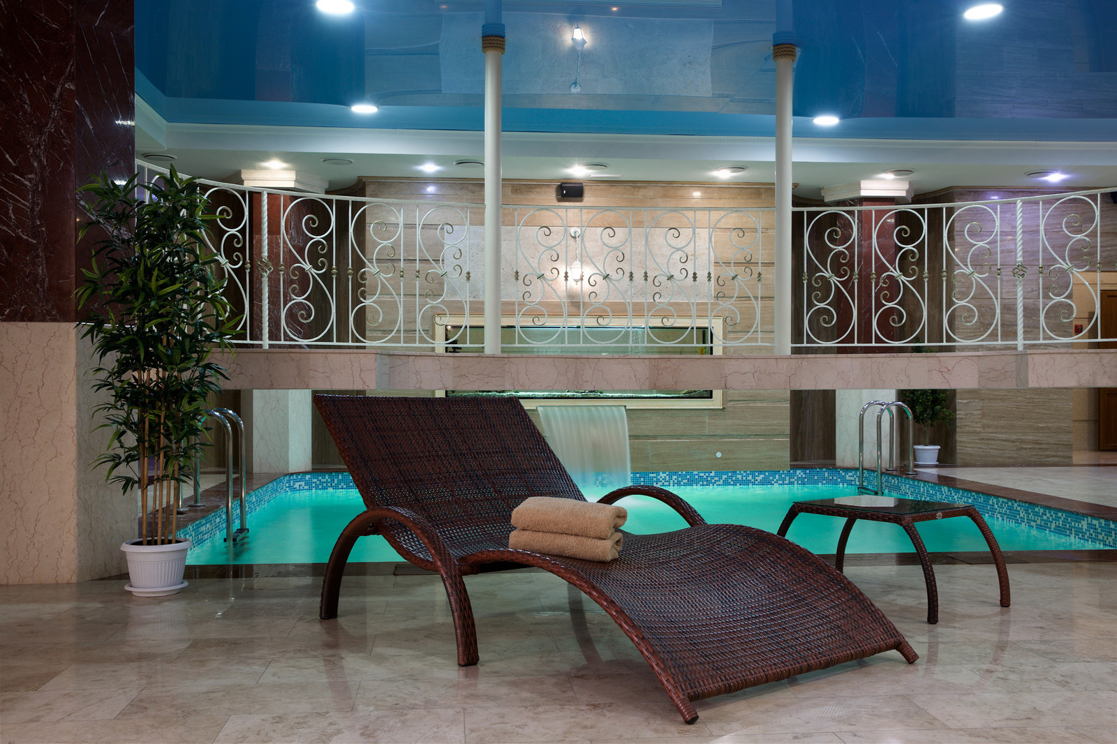 Отель Amici Grand Hotel