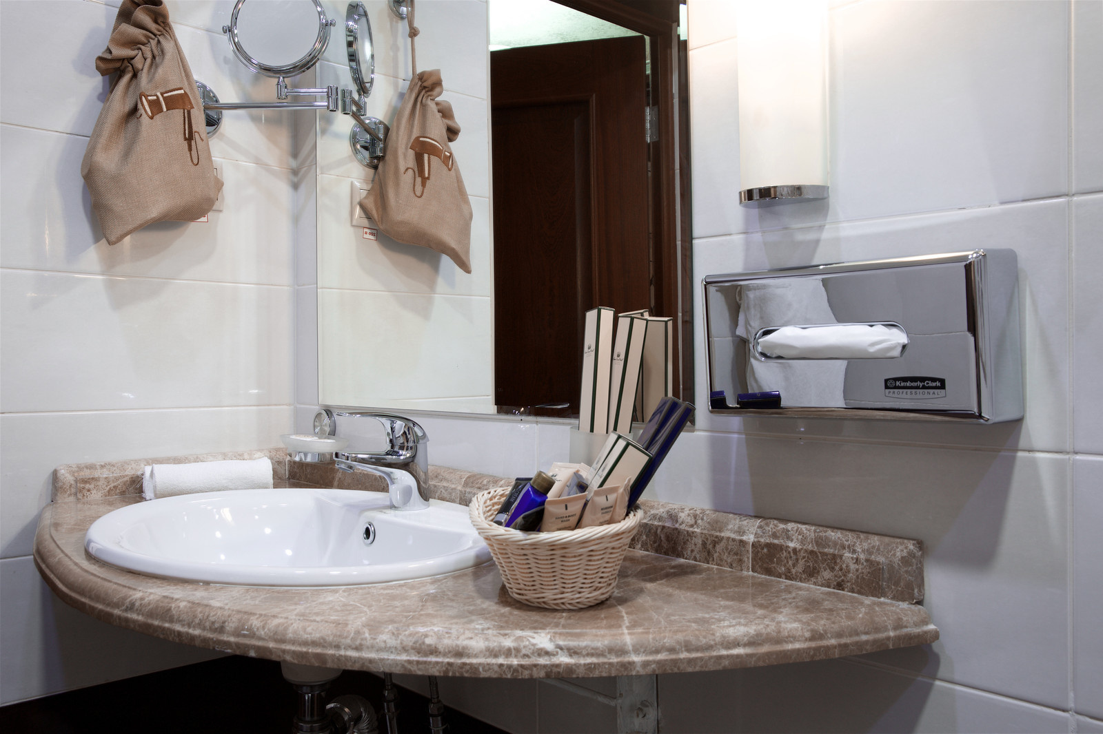 Отель Amici Grand Hotel