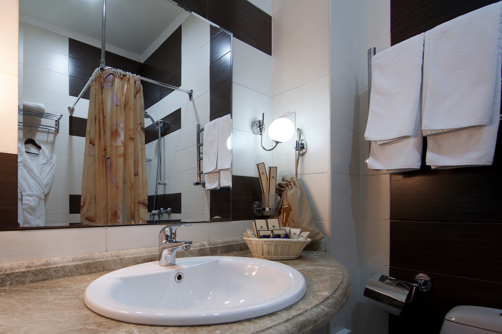 Отель Amici Grand Hotel