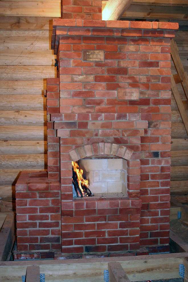 Отопительная печь с камином в деревянном доме