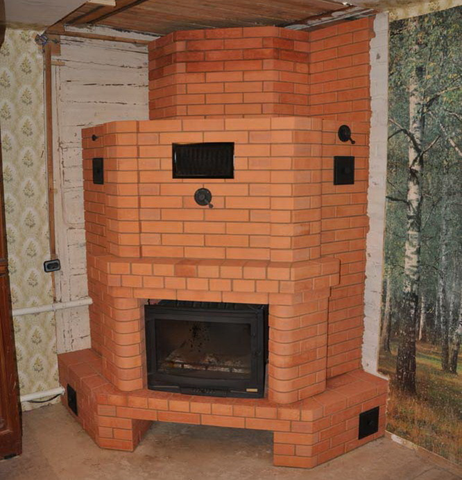 Чугунная вставка с теплообменником в кирпиче
