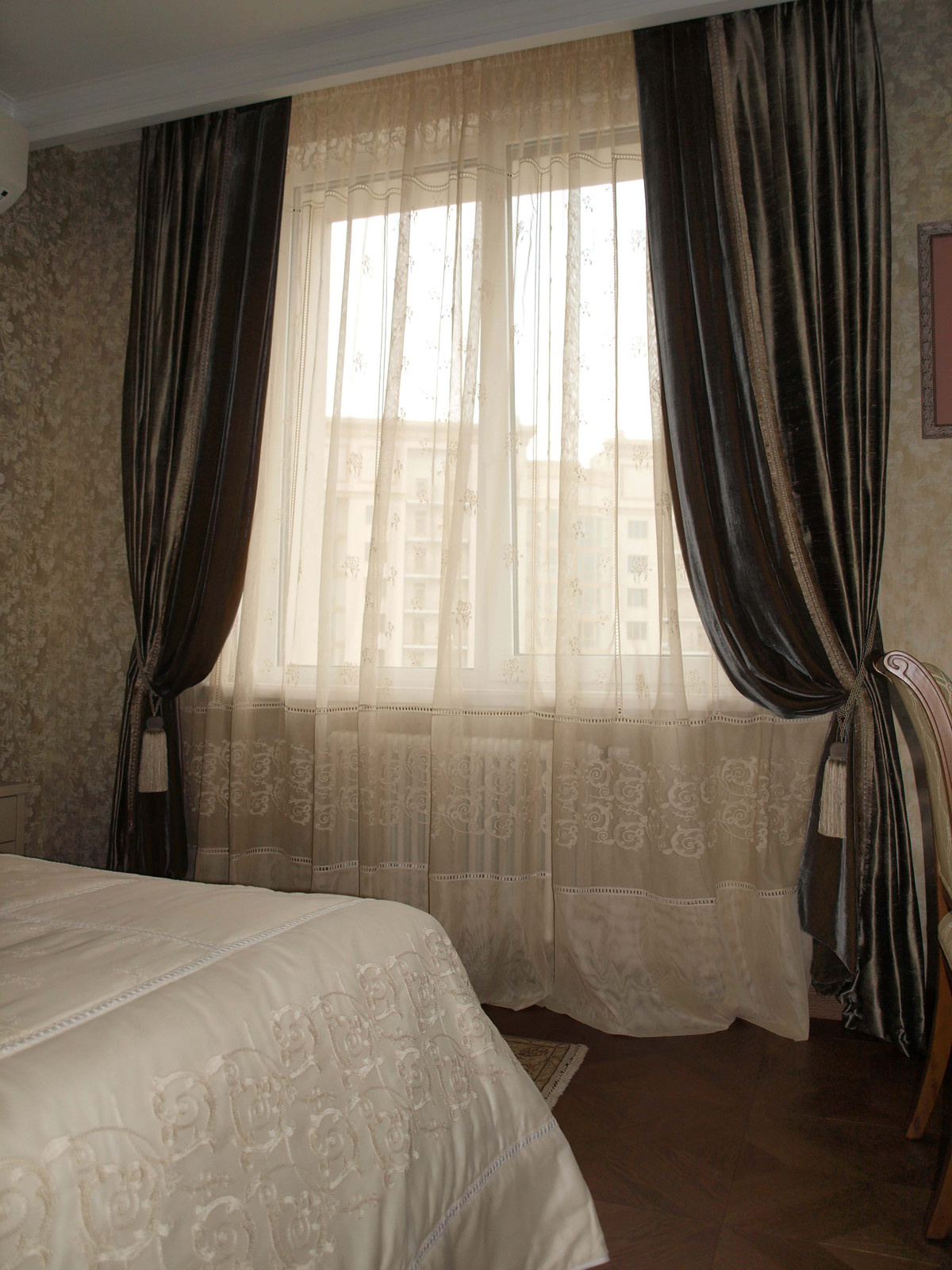 Ткани, спальня, портьеры, тюль и подхваты