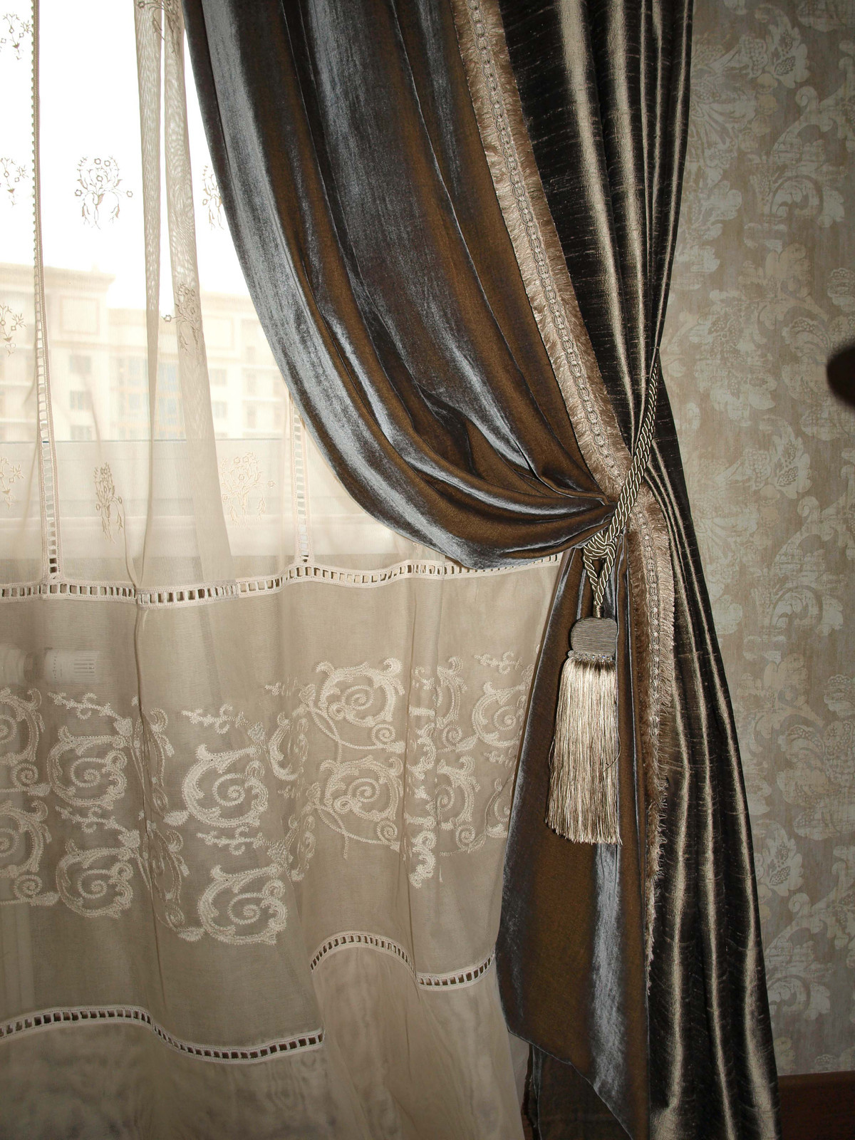 Ткани, спальня, портьеры, тюль и подхваты