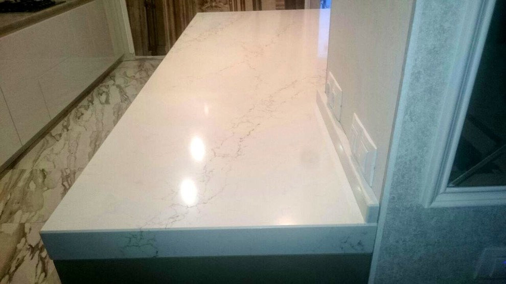 Подвесная столешница-остров из кварцевого агломерата Vicostone (Вьетнам)
