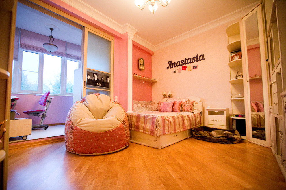 Роскошное бескаркасное кресло Infanta Snug в комнате молодой леди