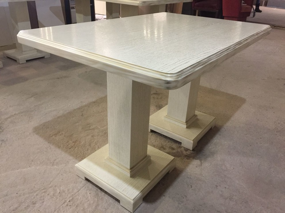 Столы и стулья