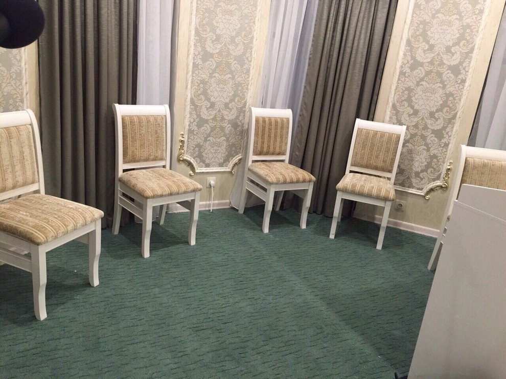 Столы и стулья