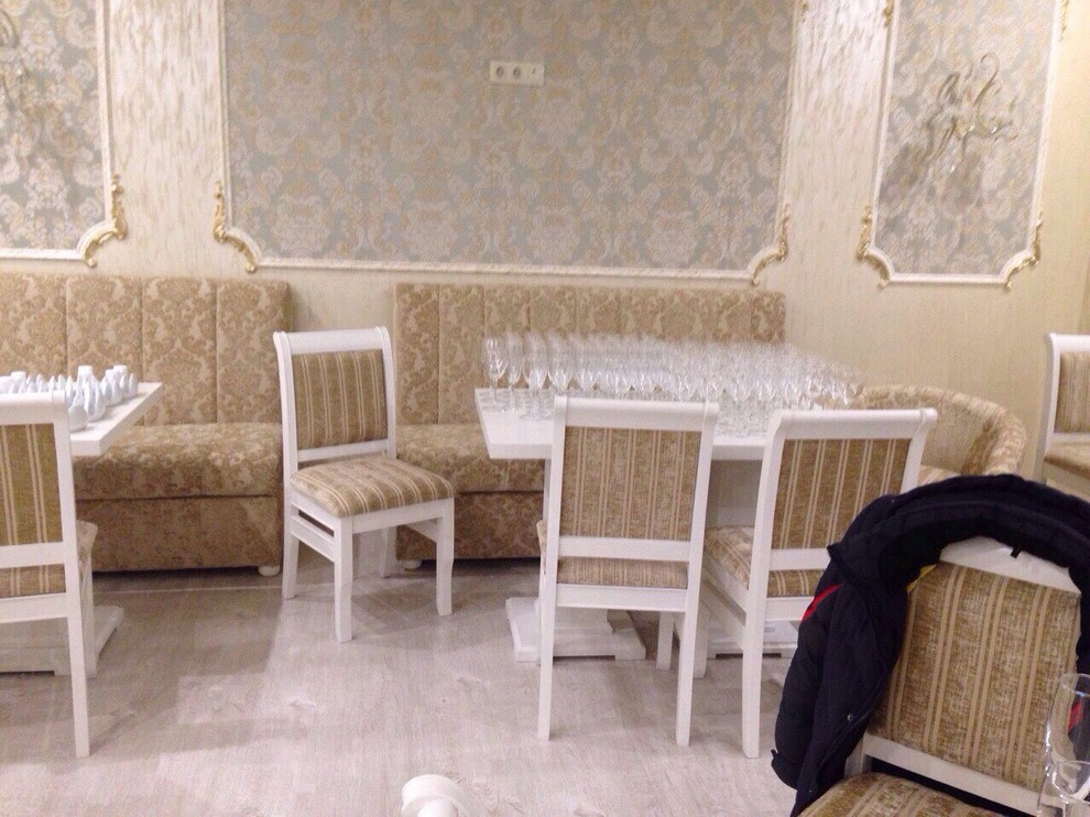 Столы и стулья