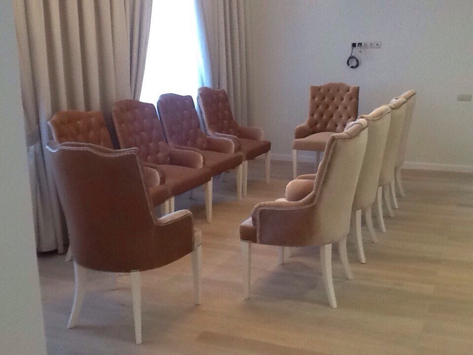 Столы и стулья