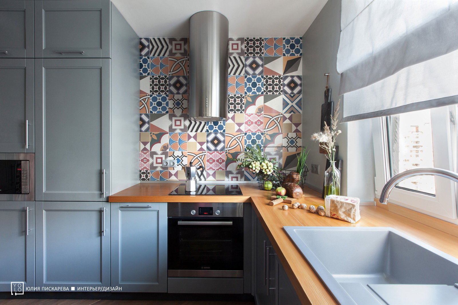 Кухня с яркой плиткой пэчворк