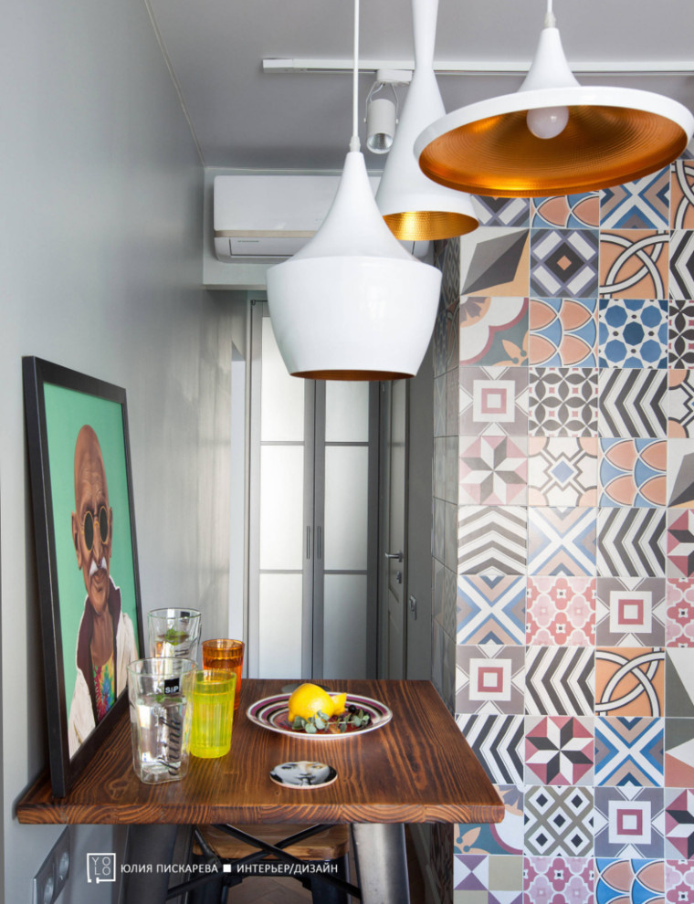 Кухня с яркой плиткой пэчворк