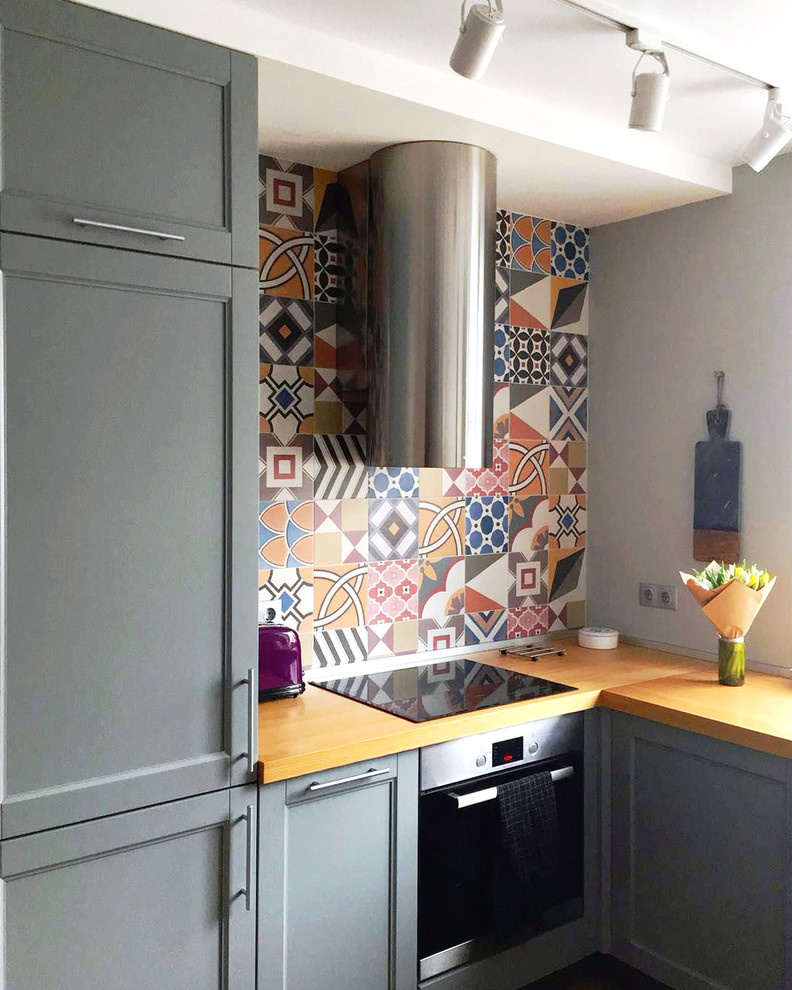Кухня с яркой плиткой пэчворк