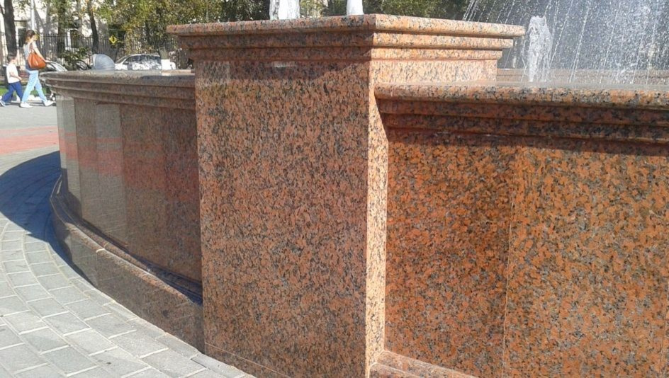 Фонтан из гранита в Химках