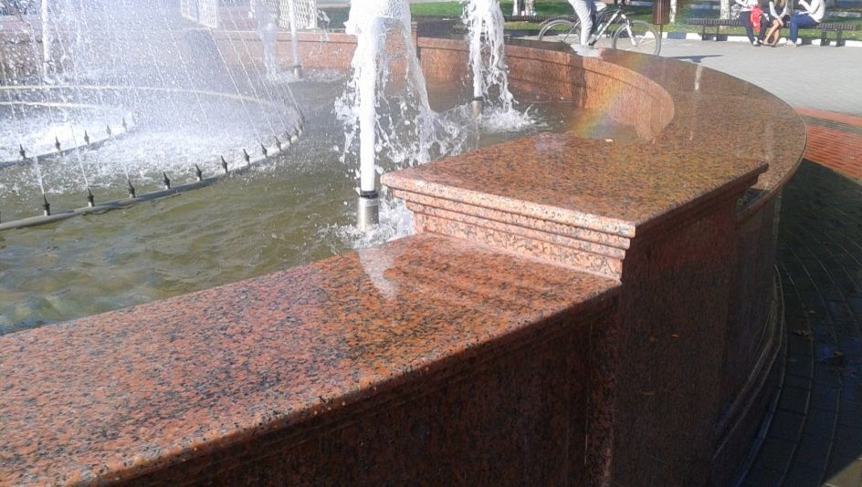 Фонтан из гранита в Химках