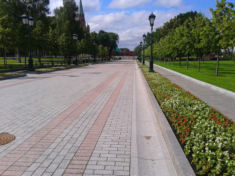 Мощение гранитом в Александровском Саду у Кремля