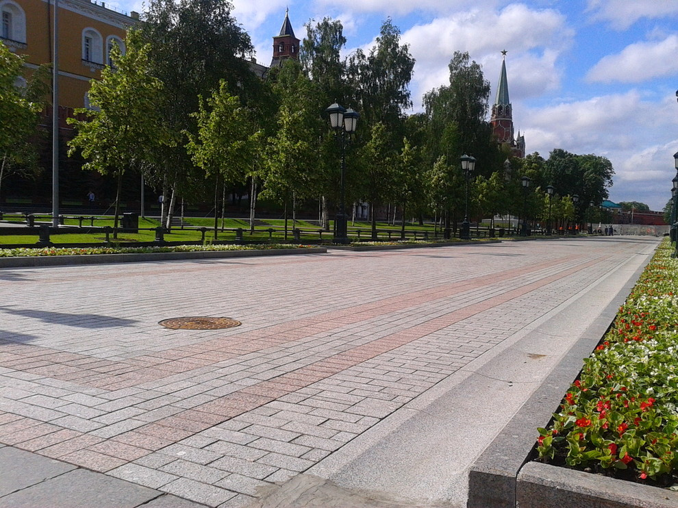 Мощение гранитом в Александровском Саду у Кремля